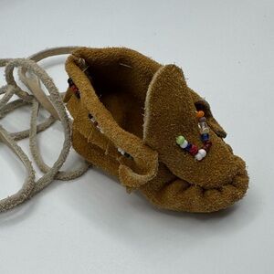 ❤️LAST CHANCE❤️ 2/$10🎄 ALASKA vintage travel ornament Leather beaded moccasin